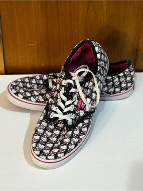 Vans women’s Hello Kitty Low-Top Women's Sneakers shoes Size 8